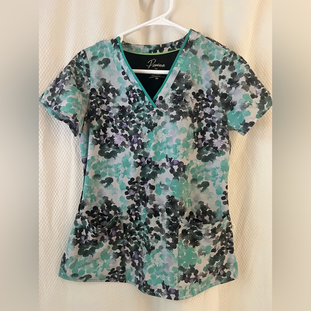 Healing Hands (HH) Premiere scrub top xsmall.